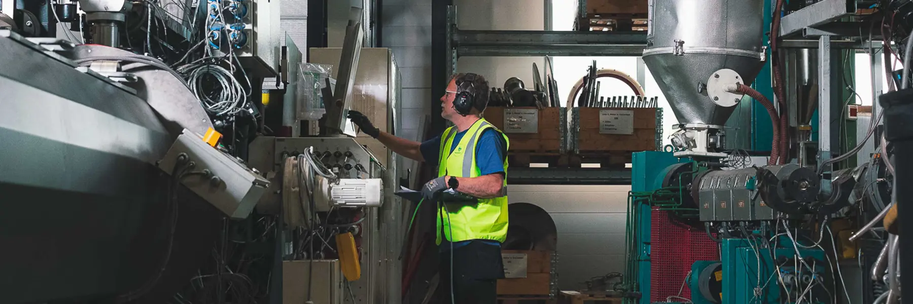 Person jobber på ekstruderlinjen i produksjonen